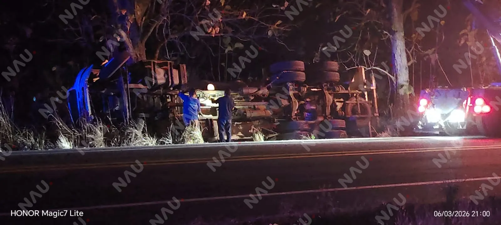 Vuelca pipa de Pemex rumbo a Puerto Madero; sólo se reportan daños materiales
