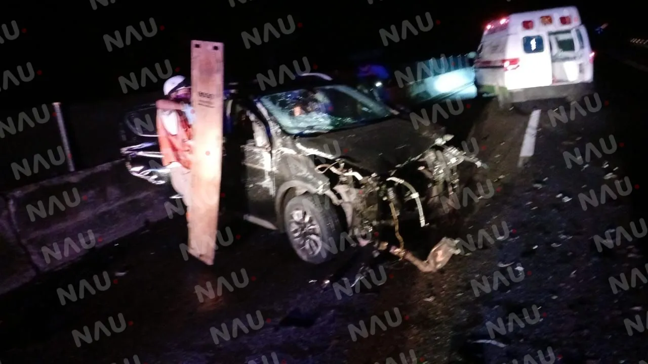Vehículo se estrella en el muro de contención y ocasiona un accidente, dejando una persona lesionada