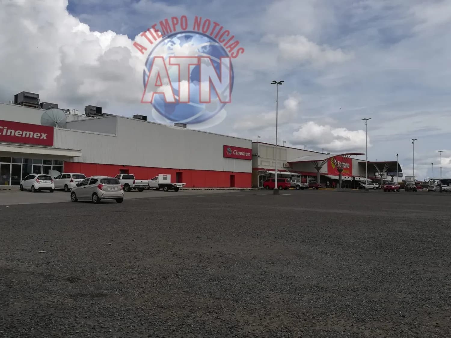 Roban taxi con lujo de violencia en el estacionamiento de Soriana