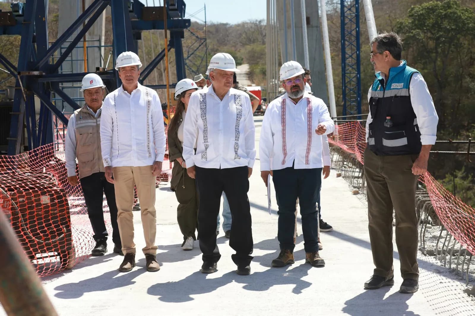 Rutilio Escandón acompaña a AMLO en sobrevuelo y supervisión de puentes La Concordia y Rizo de Oro
