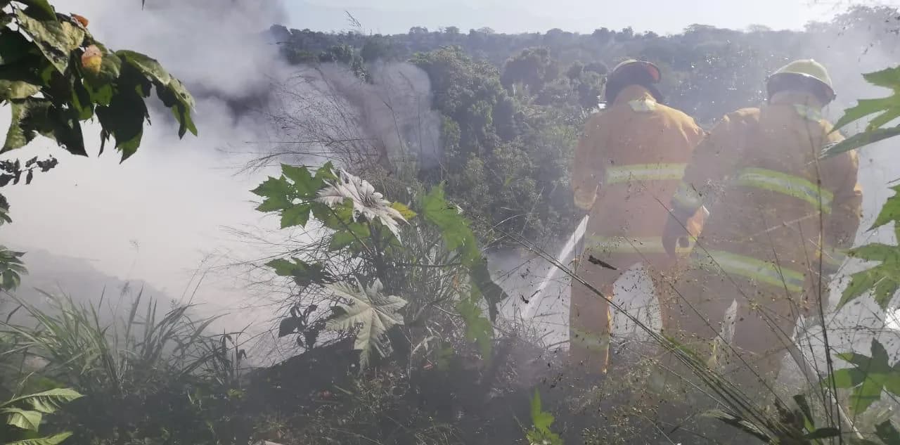 En Colonia Santa Clara, Pc Municipal Y Bomberos Sofocan Incendio De Basurero