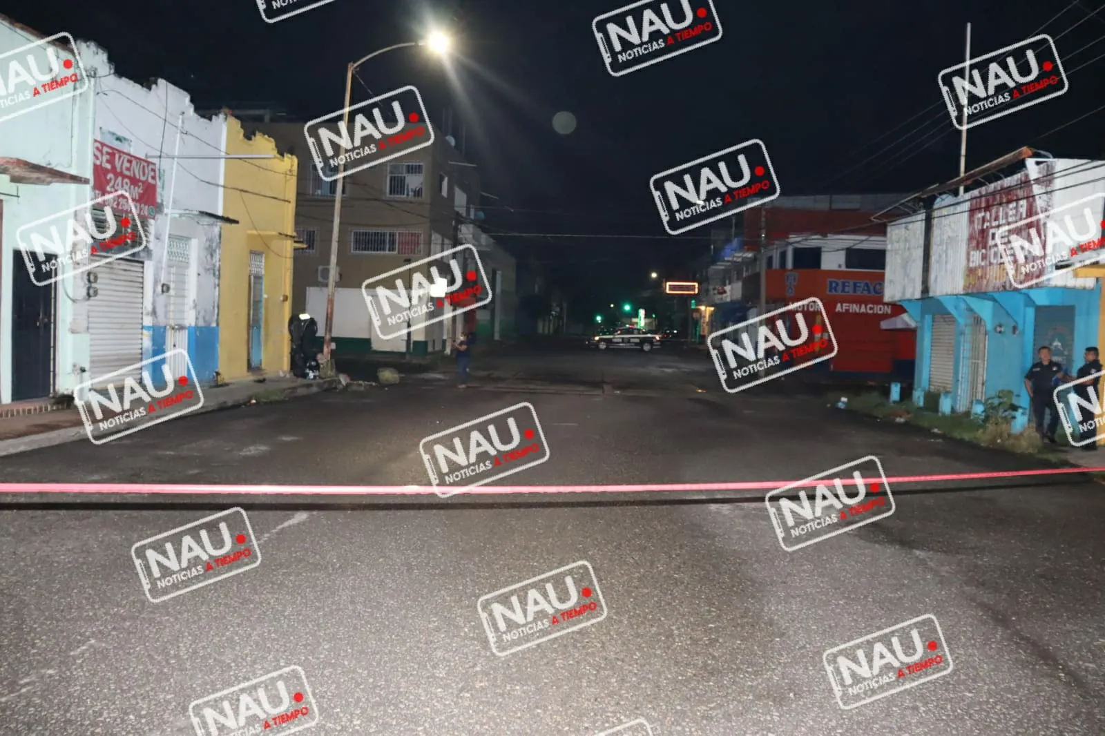 Mueren dos sujetos al estrellar la motocicleta contra una casa.
