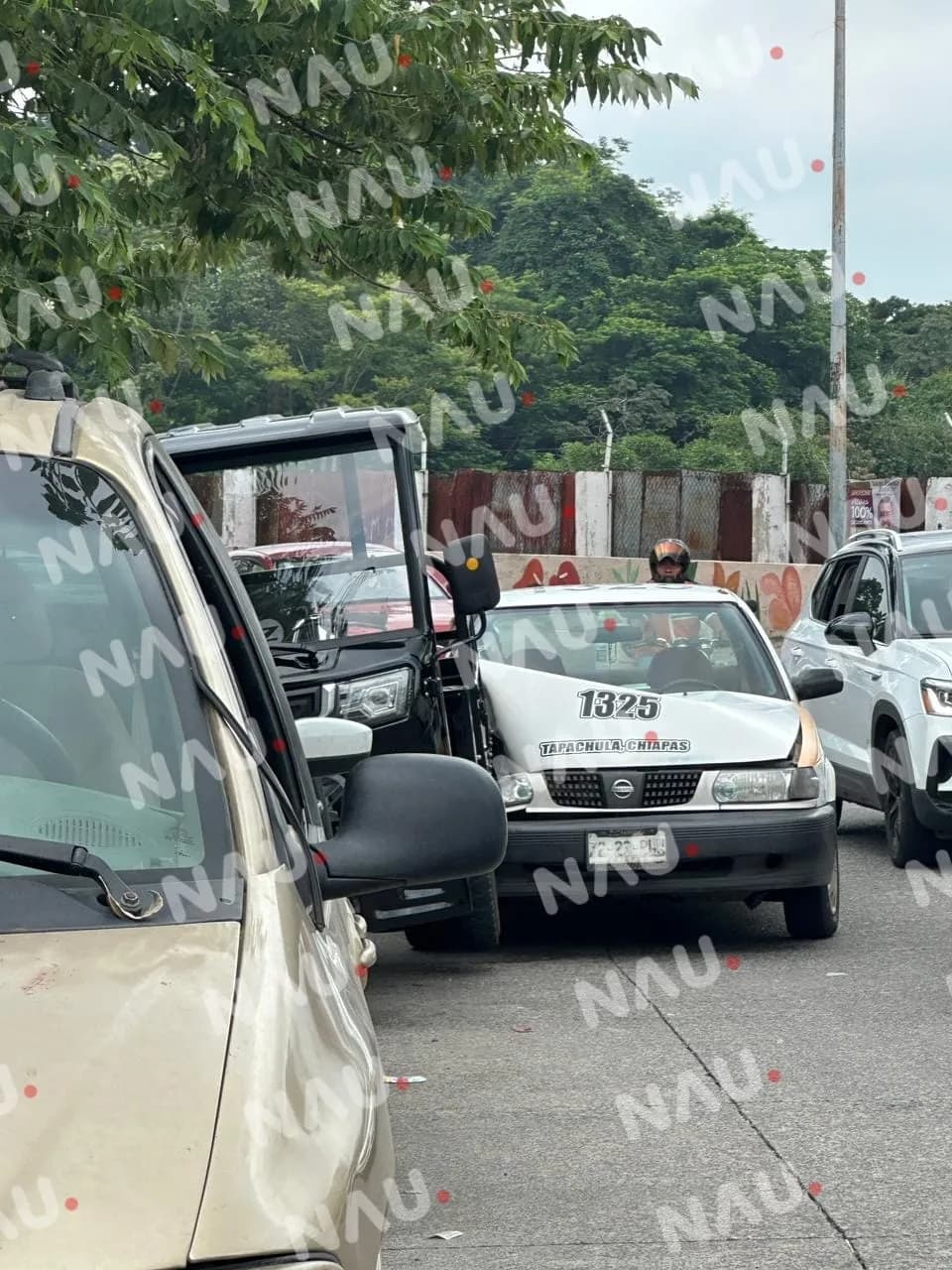 Choque de taxi deja solo daños