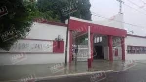 Más de 5 mil pesos, una laptop y un celular se robaron de un vehículo frente al Panteón