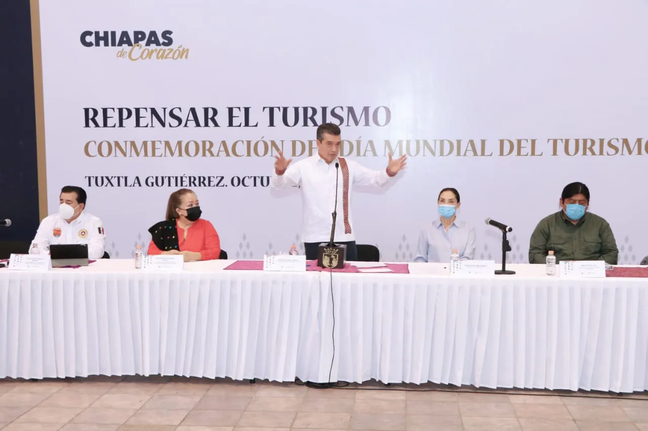 Entrega Rutilio Escandón credenciales de Guías de Turistas Certificados a prestadores de servicios