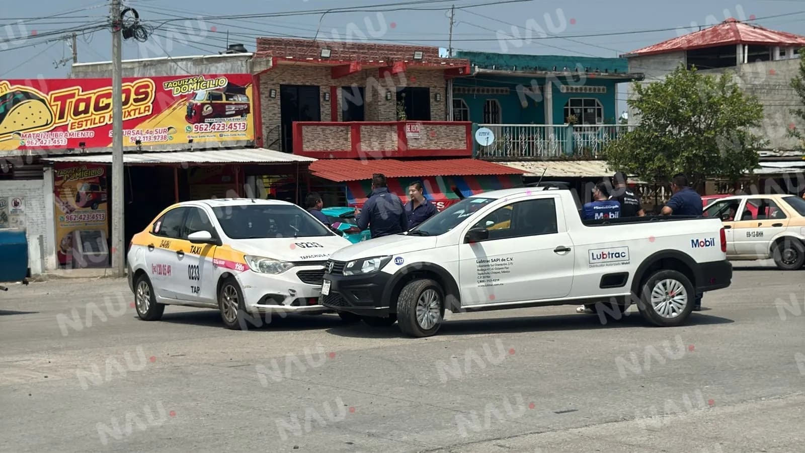Choque entre taxi y camioneta deja solo daños materiales en Tapachula