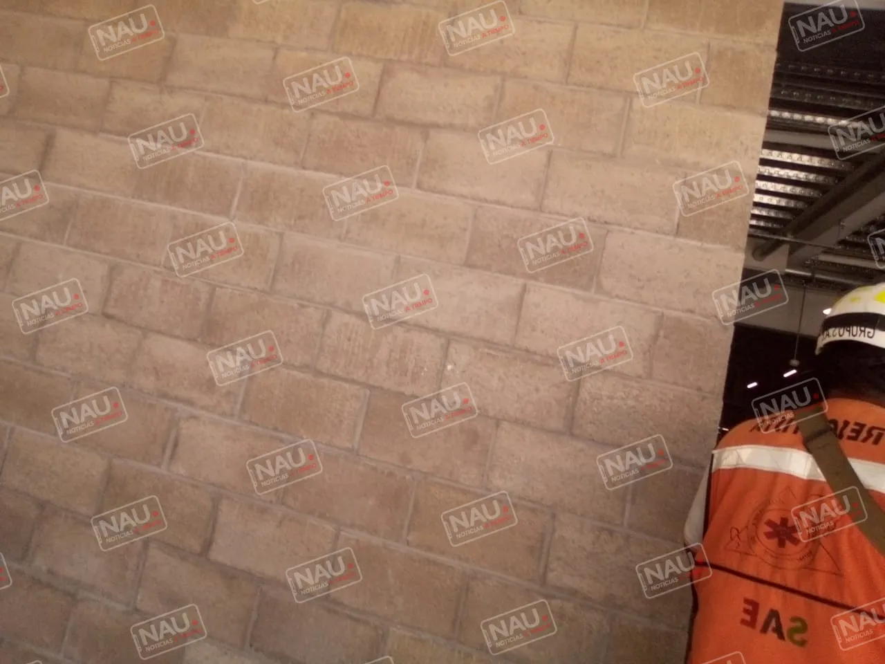 Trabajador de la construcción se lesiona al caer