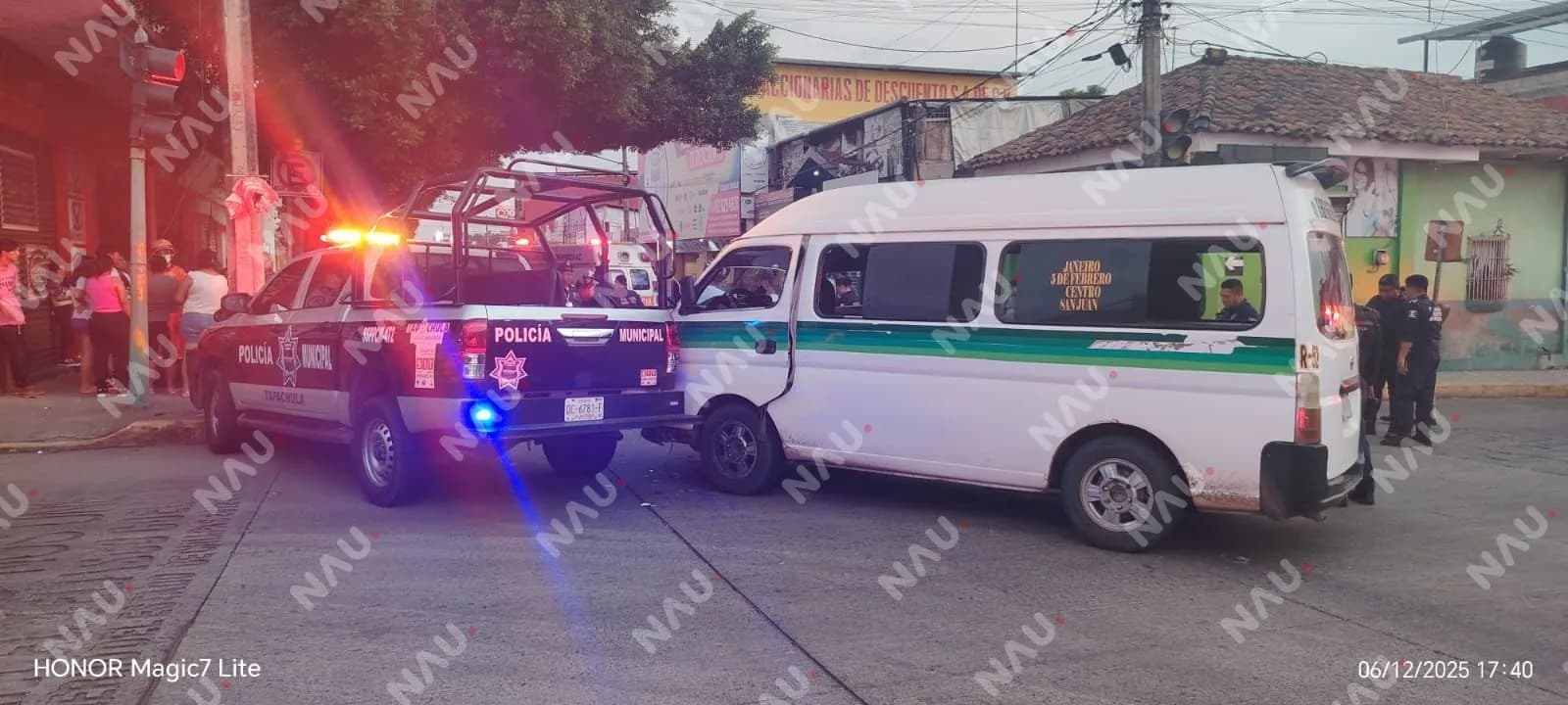 Choque entre patrulla y combi deja cuatro lesionados; unidad oficial termina impactada contra un poste