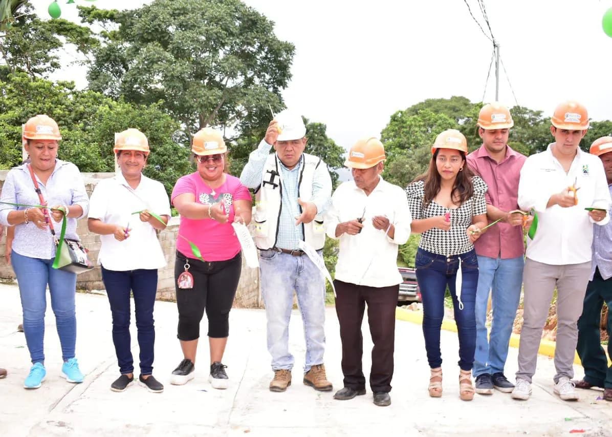 El Presidente Municipal Carlos Eduardo Salazar Gam inauguró la obra de pavimentación mixta