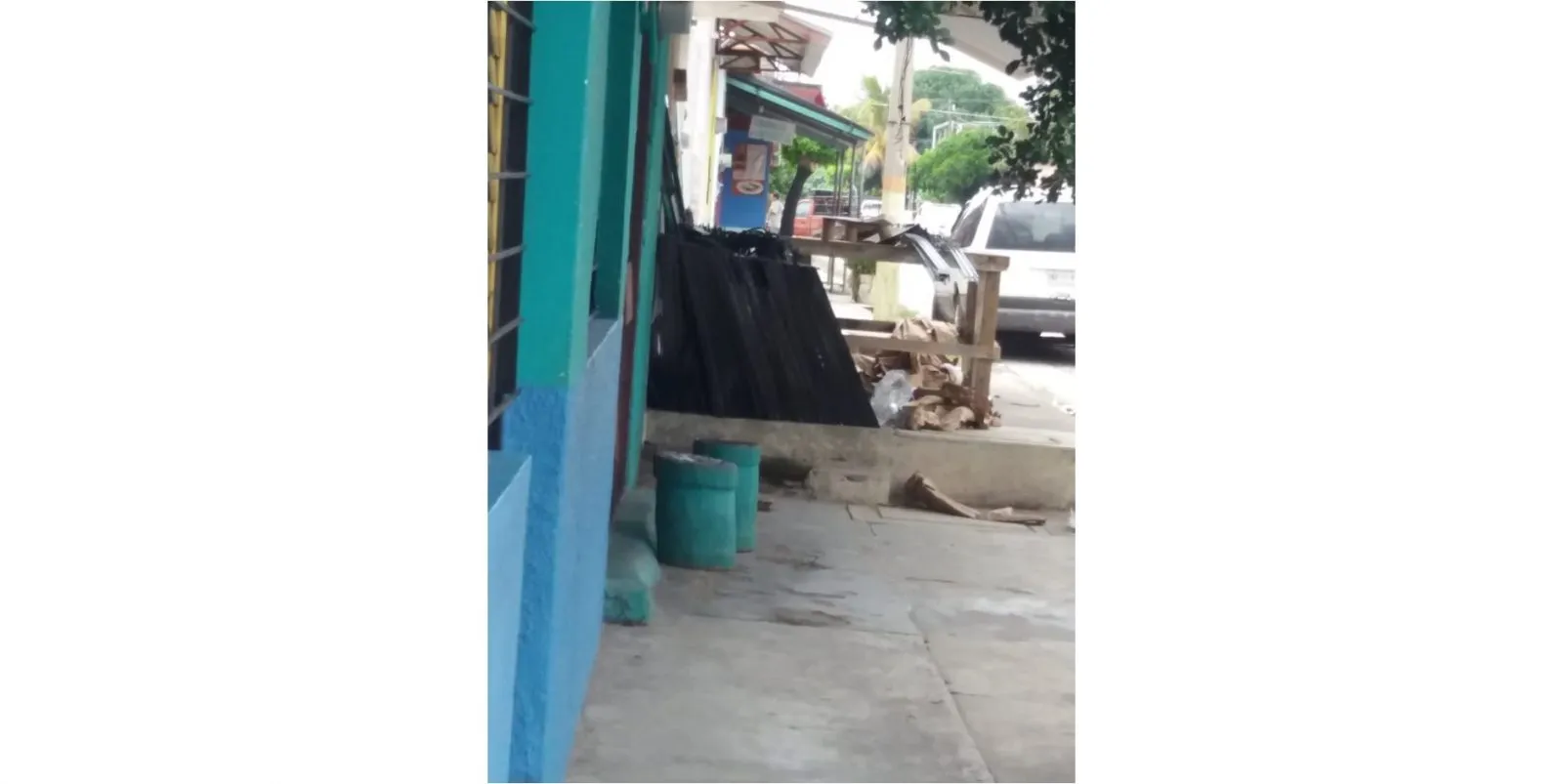 Denuncian Establecimiento Que Representa Un Peligro Para Peatones