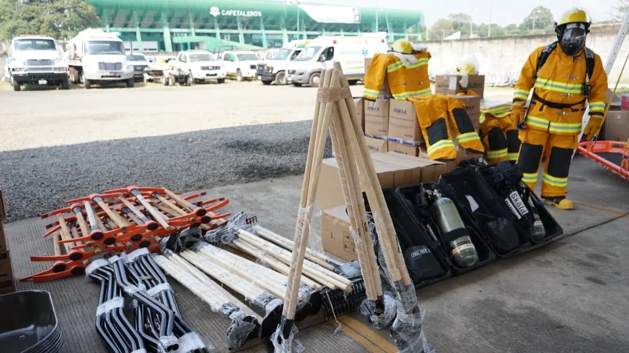 AYUNTAMIENTO DE TAPACHULA ENTREGÓ EQUIPAMIENTO A PERSONAL DE PROTECCIÓN CIVIL MUNICIPAL