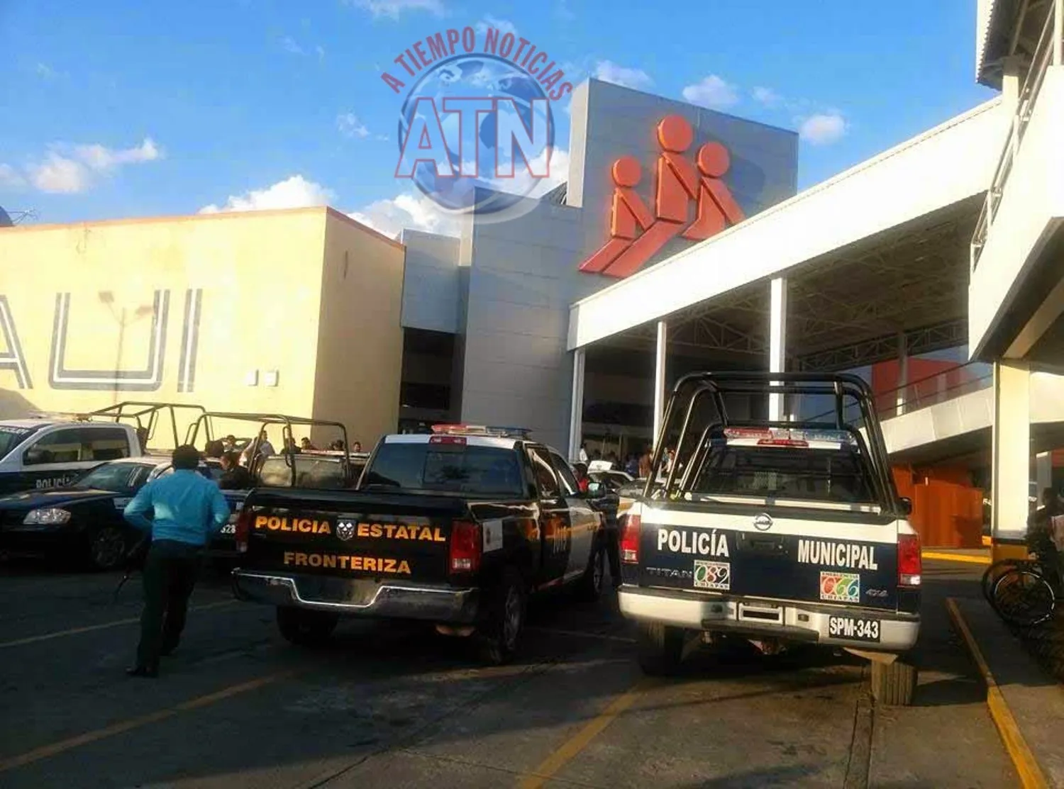 En los estacionamientos de bodega libramiento y Plaza Cristal roban en dos vehículos