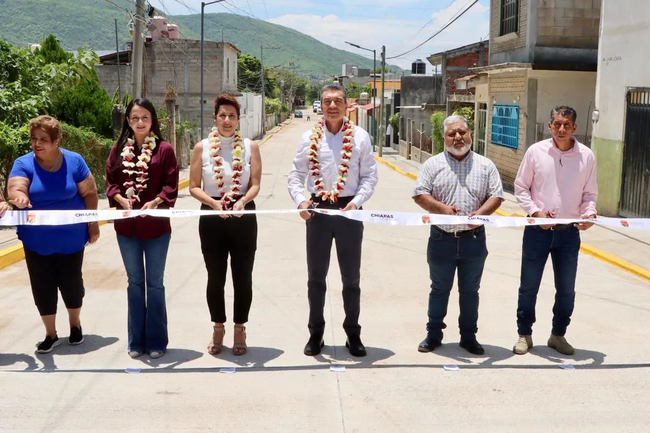 En Tuxtla, Rutilio Escandón inaugura pavimentación y mejoramiento de vialidades en Plan de Ayala