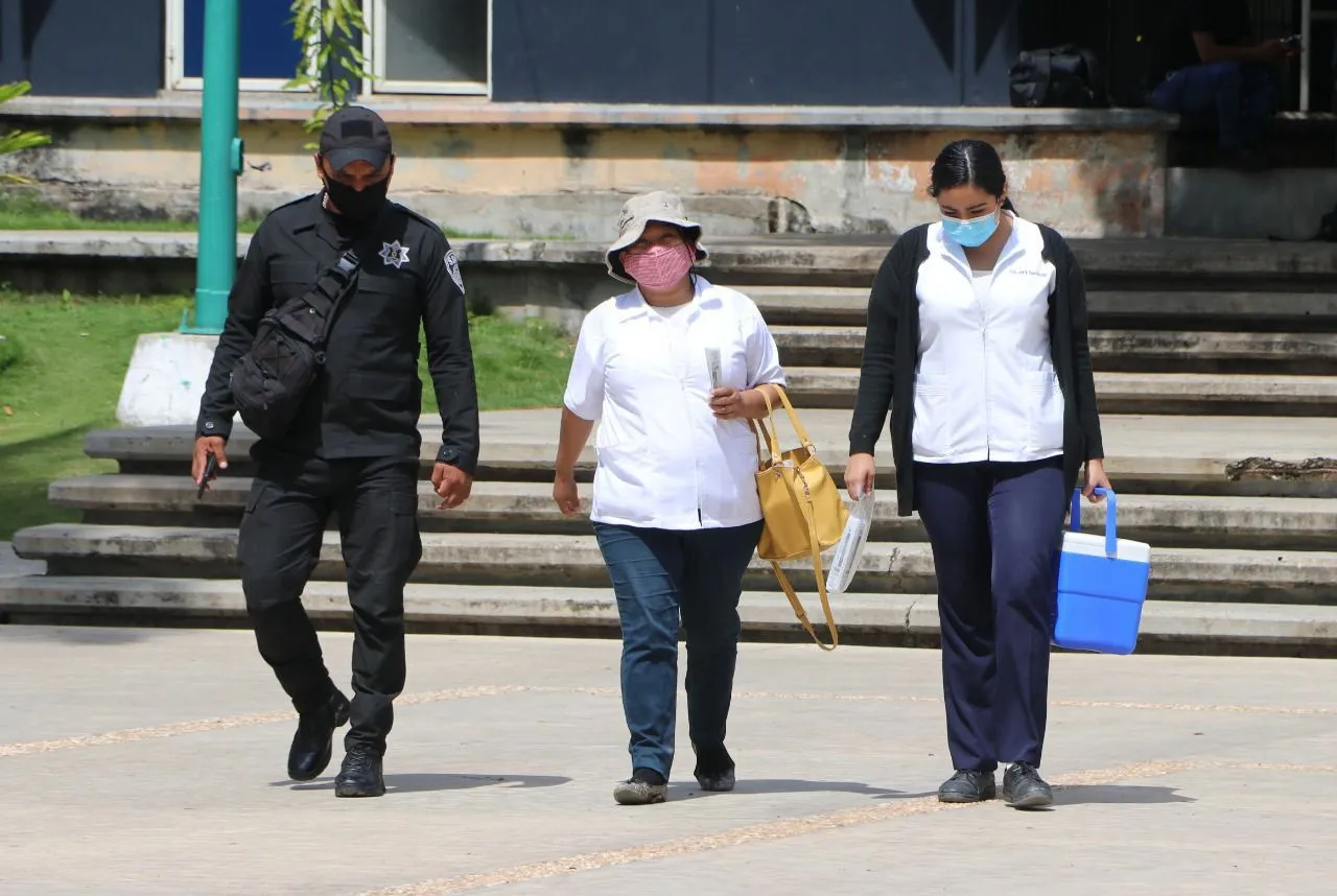 Brigadistas de Salud aplican vacuna contra el COVID-19 a policías de la SSyPC