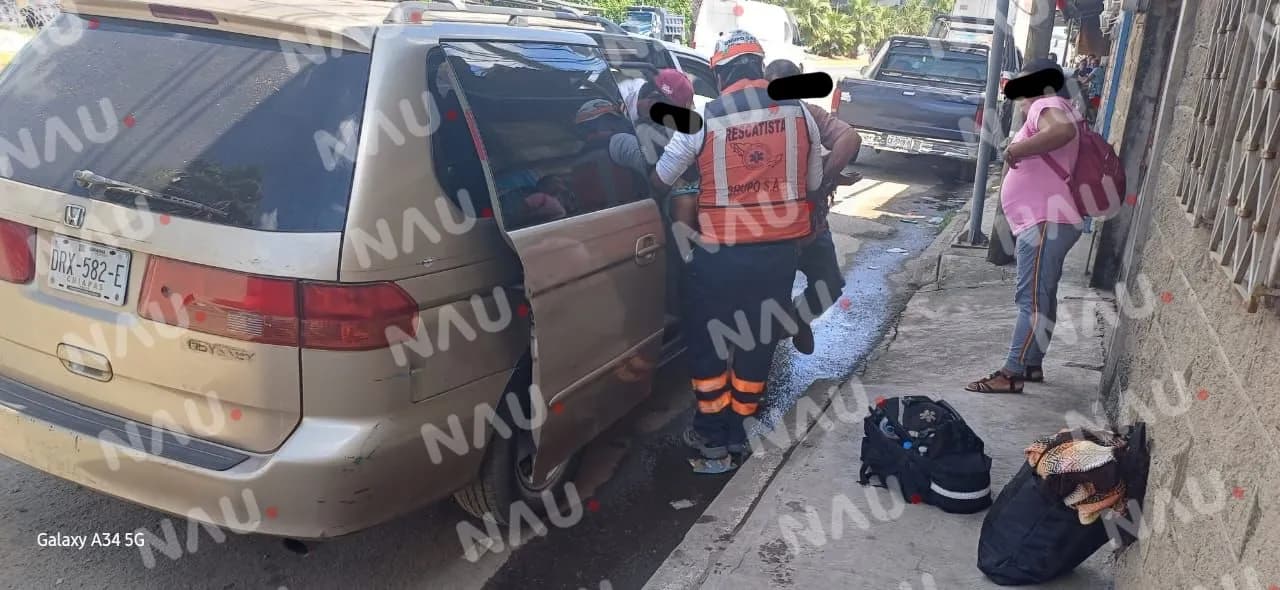 Atiende SAE a una señora de 53 años desmayada en un vehículo