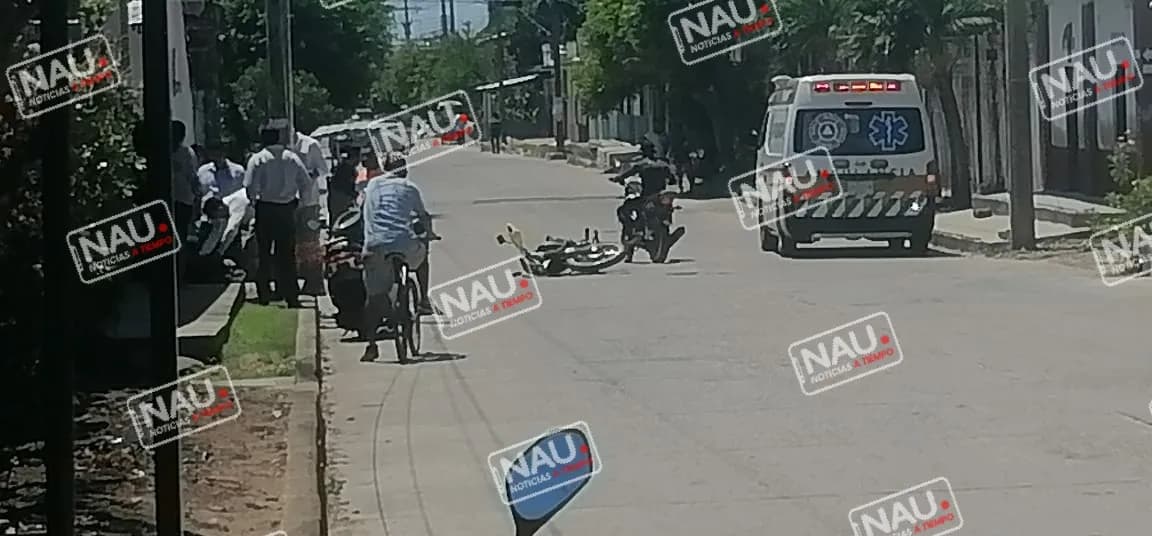 Dos lesionados al chocar motocicleta y taxi.