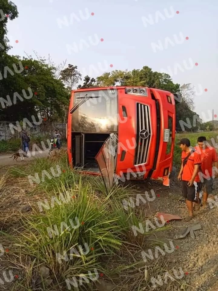 Vuelca camión de la empresa procesa en la carretera TAPACHULA- PUERTO MADERO