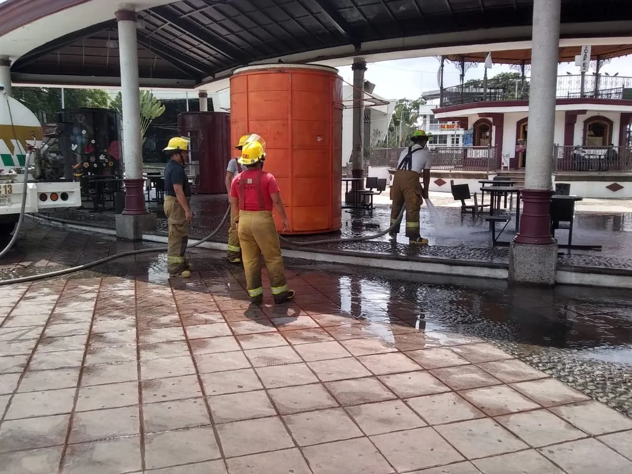 SE REALIZAN LABORES DE LIMPIEZA Y SANITIZACIÓN DEL PARQUE BICENTENARIO