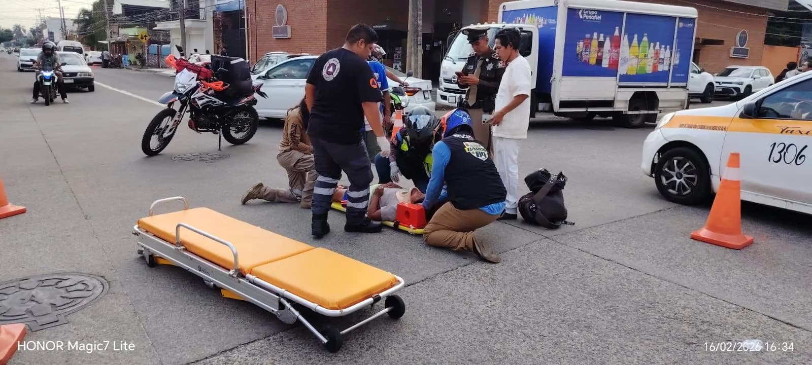 Motociclista resulta lesionada tras ser impactada por camioneta en el centro de Tapachula