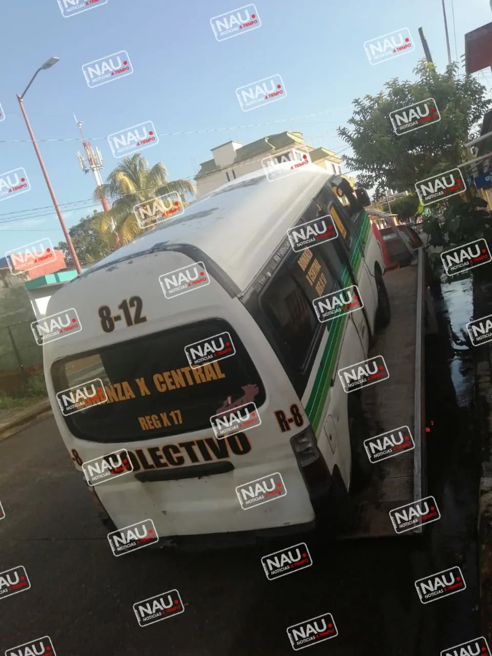 Aseguran combi de pasaje sin placas de circulación.