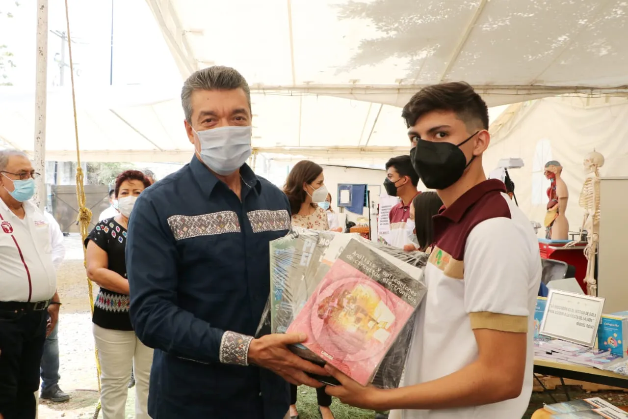 Entrega Rutilio Escandón equipamiento, insumos y acervo bibliográfico para fortalecer al Cecyte Chiapas
