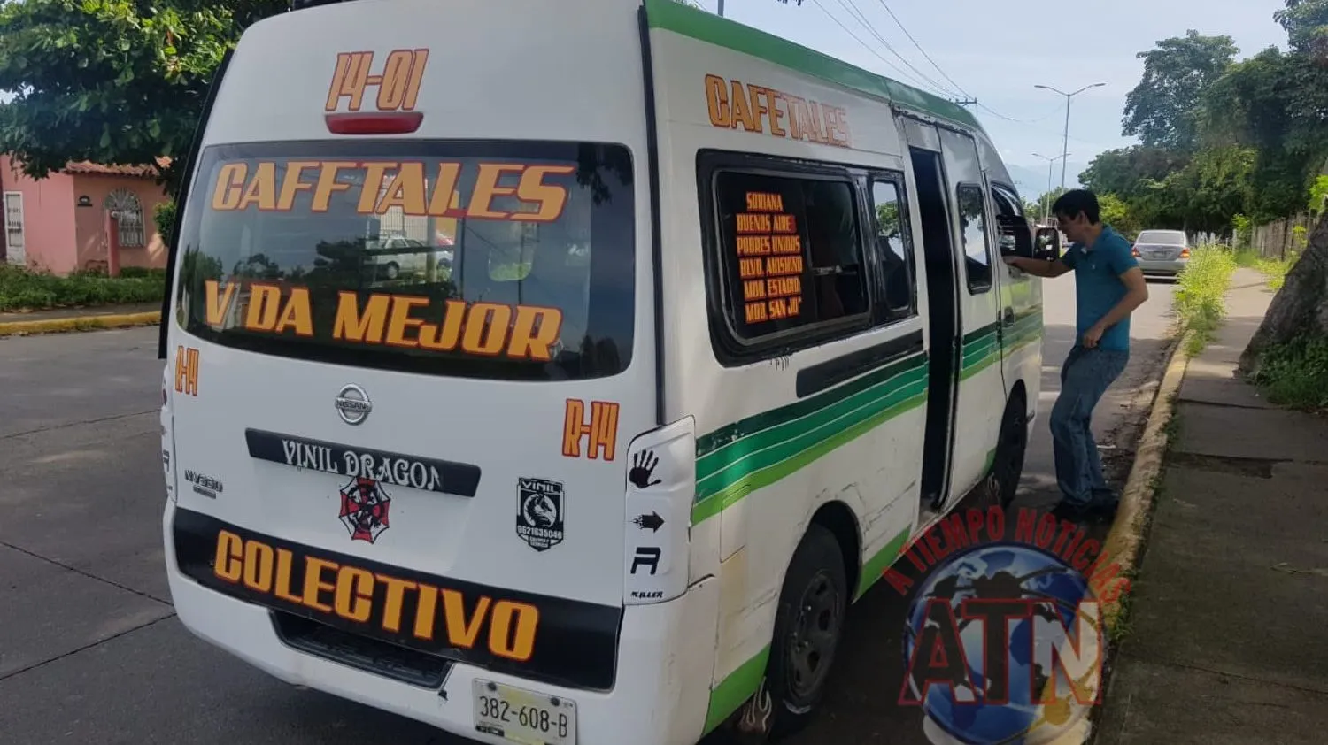 Conductor de camioneta NP300 impactó una combi; Una pasajera lesionada