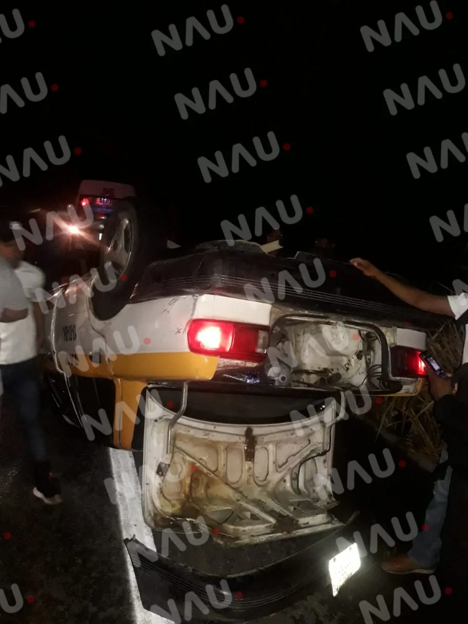 Vuelca taxi al estrellarse contra una vaca que cayó de un tráiler