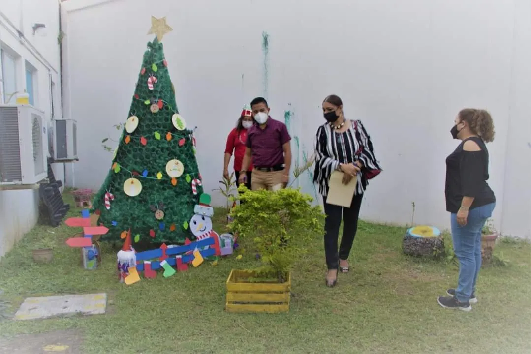 SDIF, REALIZA CONCURSO DE ÁRBOLES NAVIDEÑOS CON MATERIAL RECICLADO