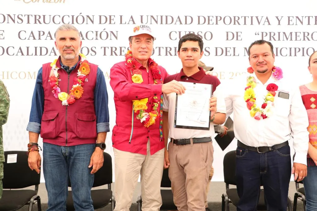 Beneficia Rutilio Escandón con modernización de Unidad Deportiva a habitantes de Chicomuselo