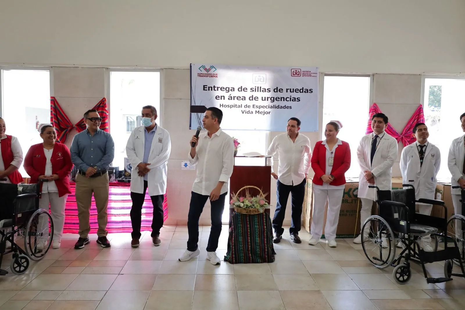 Entrega director del Isstech equipo médico a Hospital de Especialidades Vida Mejor