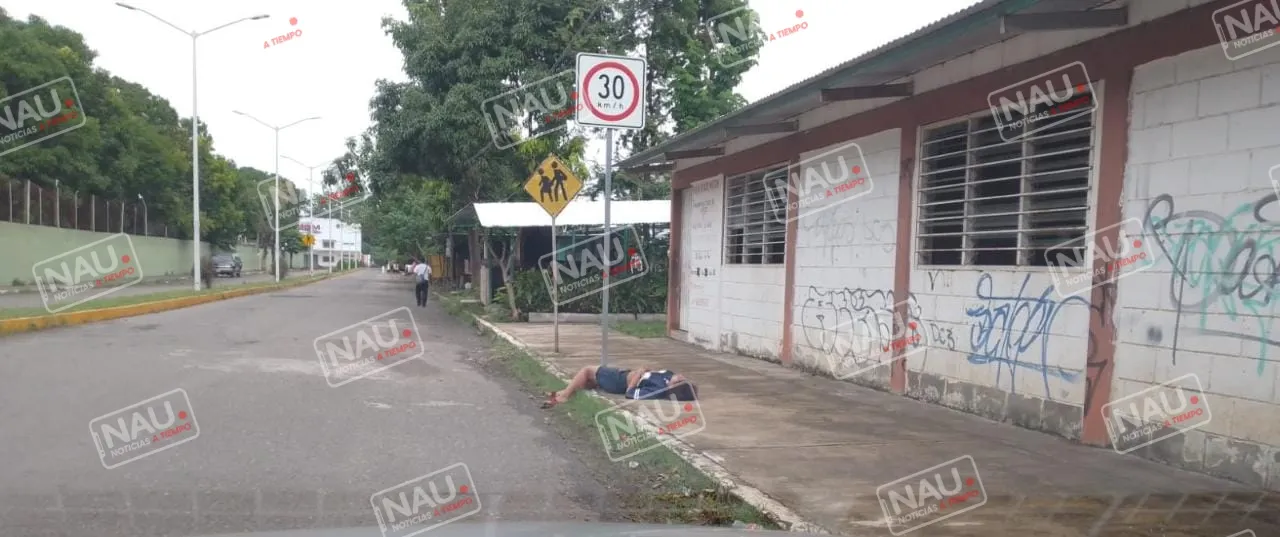 Mujer se duerme en la calle al bajarse de un taxi