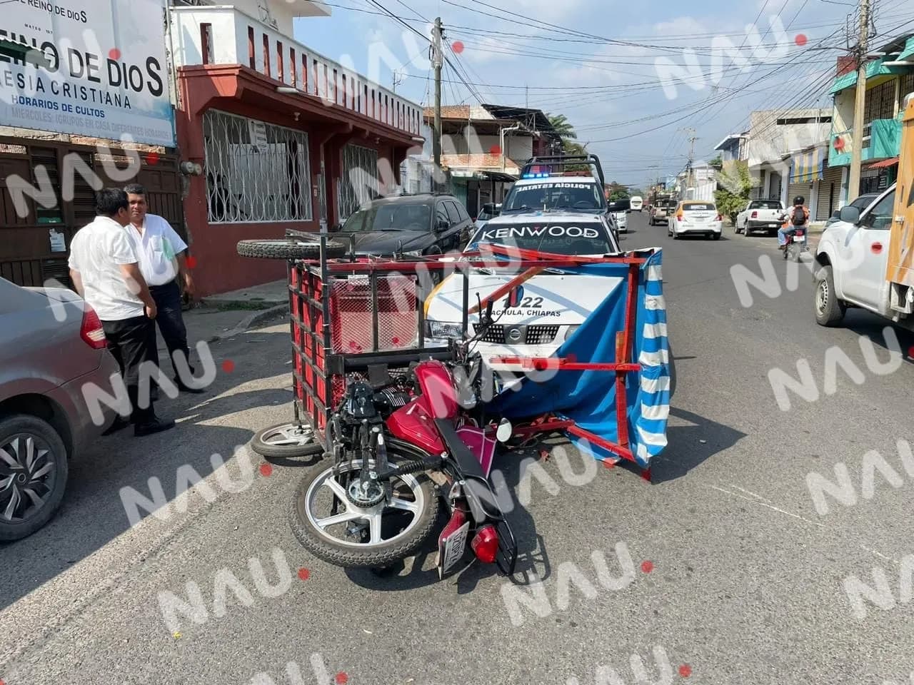 Mototriciclo repartidor de agua colisiona con taxi