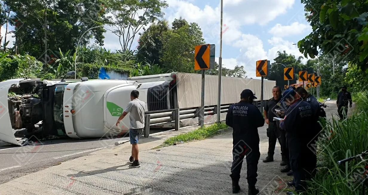 Vuelca tráiler sobre la carretera Tapachula – Tuxtla Chico