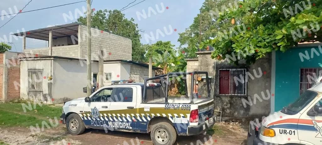 Tomó herbicida y le roció a sus hijos, en la colonia Antorcha