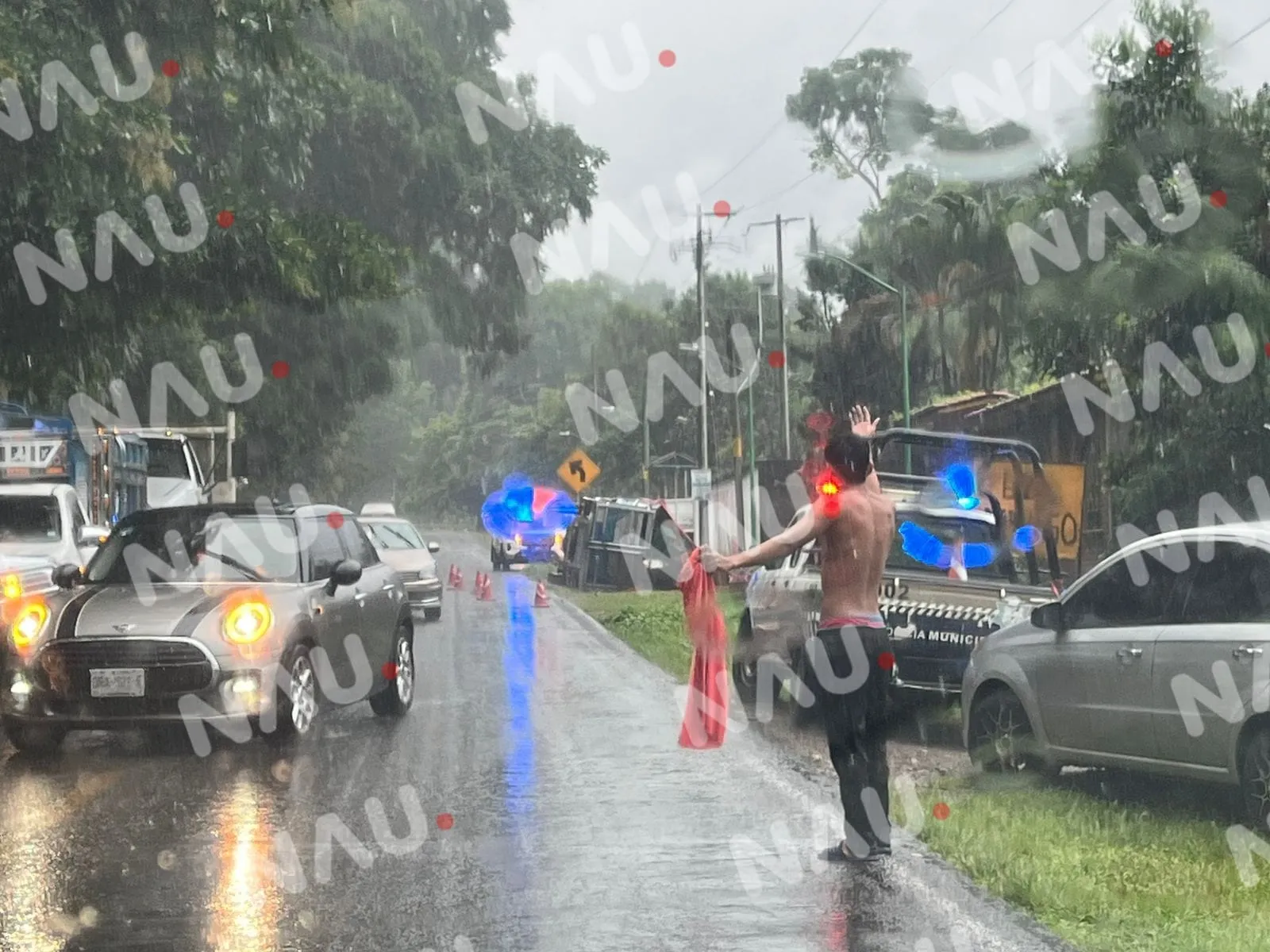 Volcadura de una Nissan NP 300 en Tuxtla Chico deja solo daños materiales