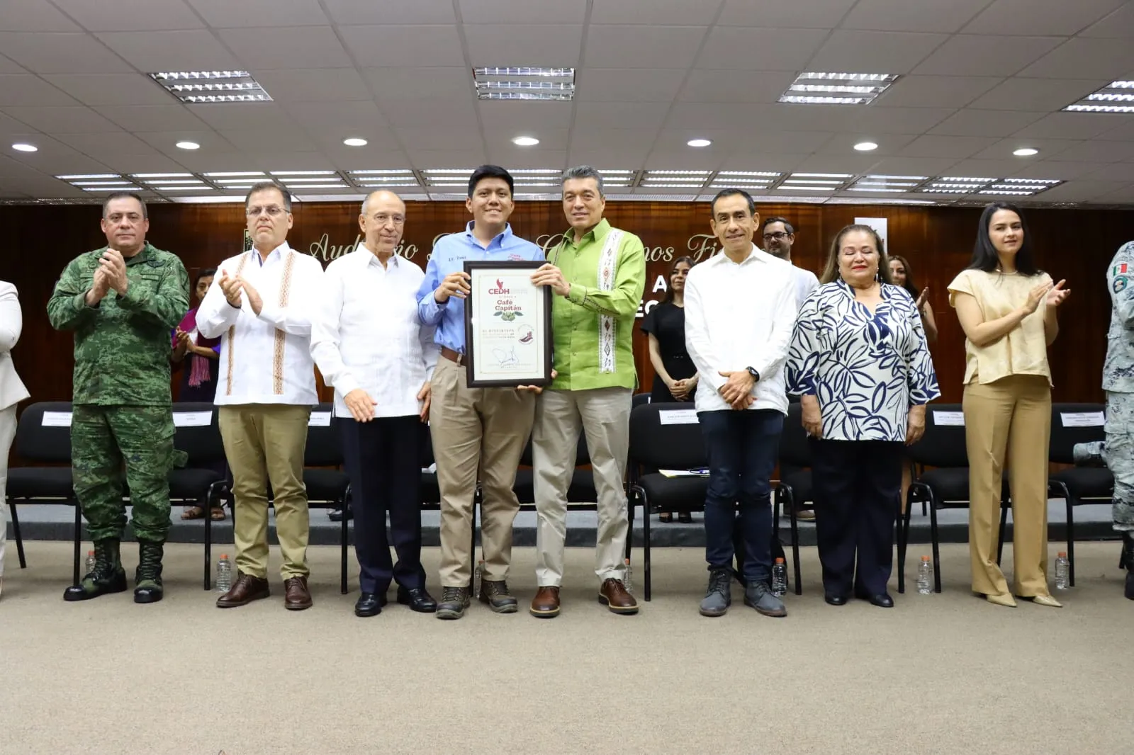 Entrega Rutilio Escandón distintivo Empresa Respetuosa de los Derechos Humanos