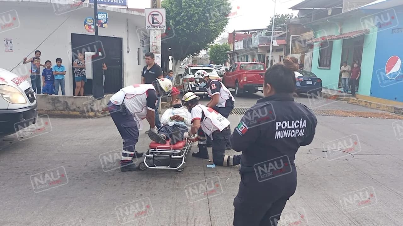Atiende Cruz Roja Mexicana a empleado de SEPOMEX que se desmayó cuando conducía una Motocicleta