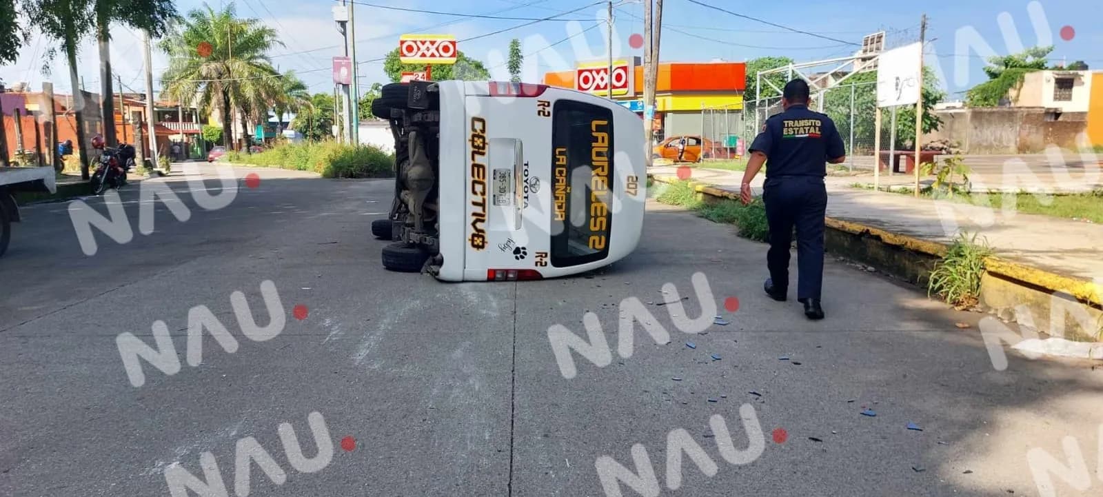 Vuelca combi, tras ser chocada por un vehículo en el fraccionamiento Santa Clara