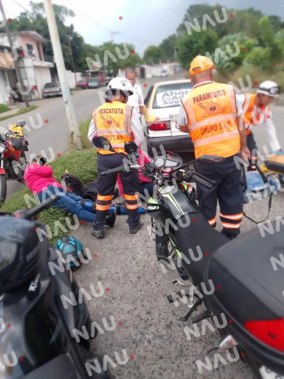 Joven lesionada al chocar la motocicleta por alcance contra un taxi