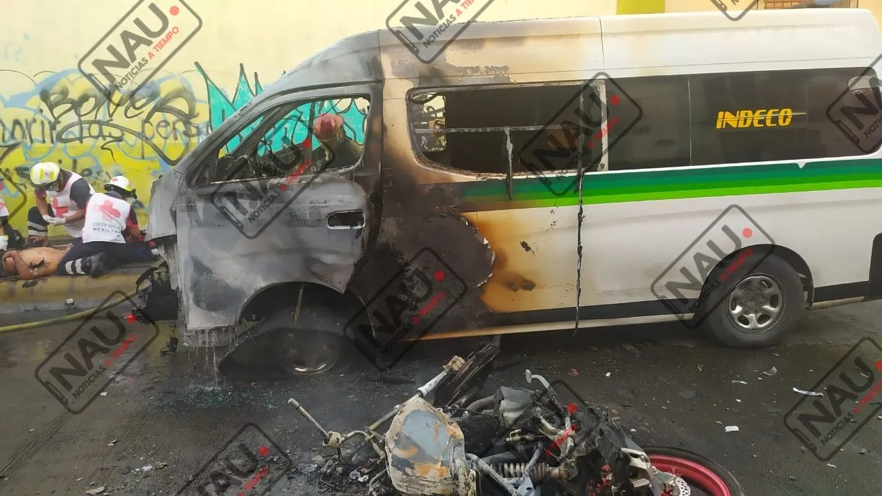 Choca motocicleta y combi colectiva; se incendiaron