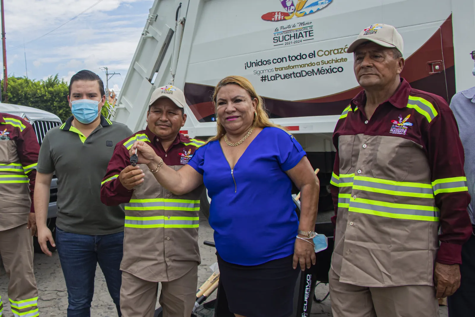 SONIA ELOINA ENTREGA CAMIONES COMPACTADORES DE BASURA Y EQUIPO PARA ELEMENTOS DE LIMPIA MUNICIPAL DE SUCHIATE.