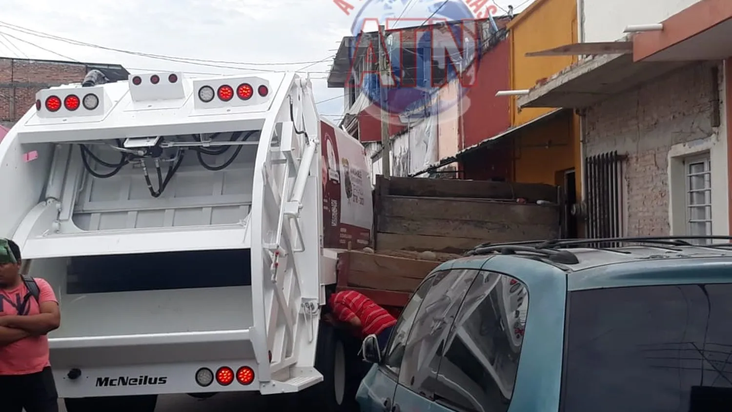 Se le atravesó un perro y decidió chocar con dos vehículos