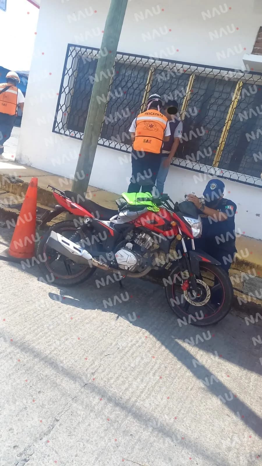 Imprudente motociclista se impacta contra automóvil