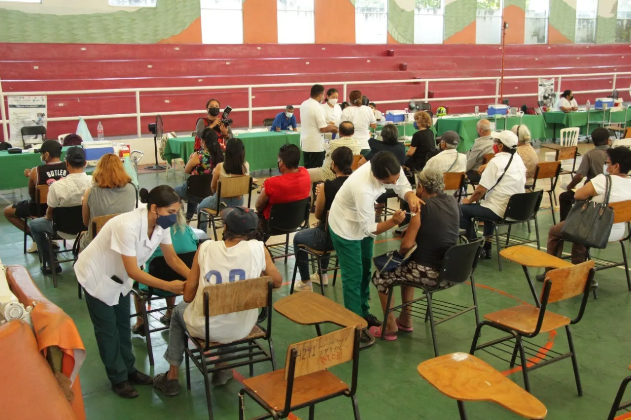 POR LA SALUD DE TODOS, CONTINÚA CAMPAÑA DE VACUNACIÓN CONTRA EL COVID-19 EN TAPACHULA