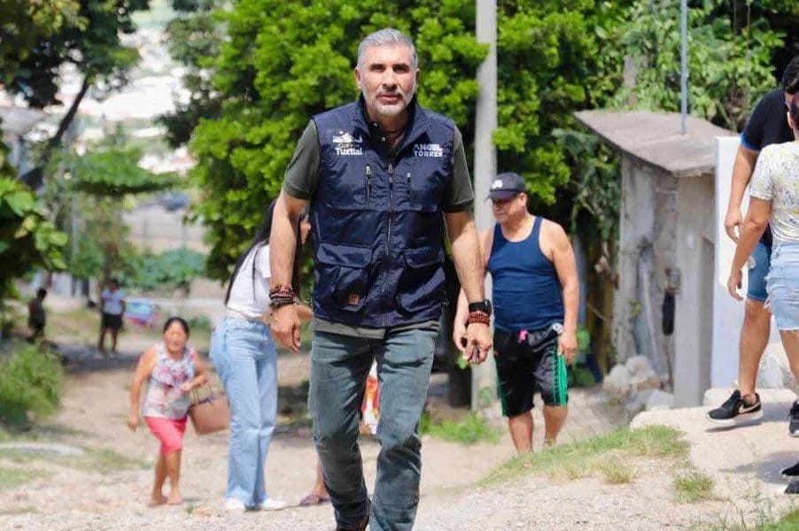 Visita Ángel Torres calles que serán intervenidas en colonia 6 de Junio