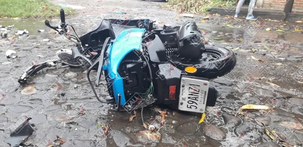 Abandonan motocicleta accidentada en la colonia Benito Juárez