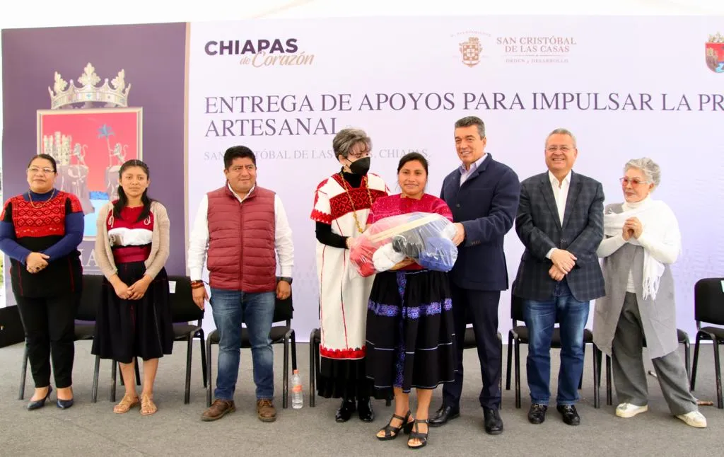 Beneficia Rutilio Escandón a artesanas de la Región Altos Tsotsil Tseltal con insumos y materia prima