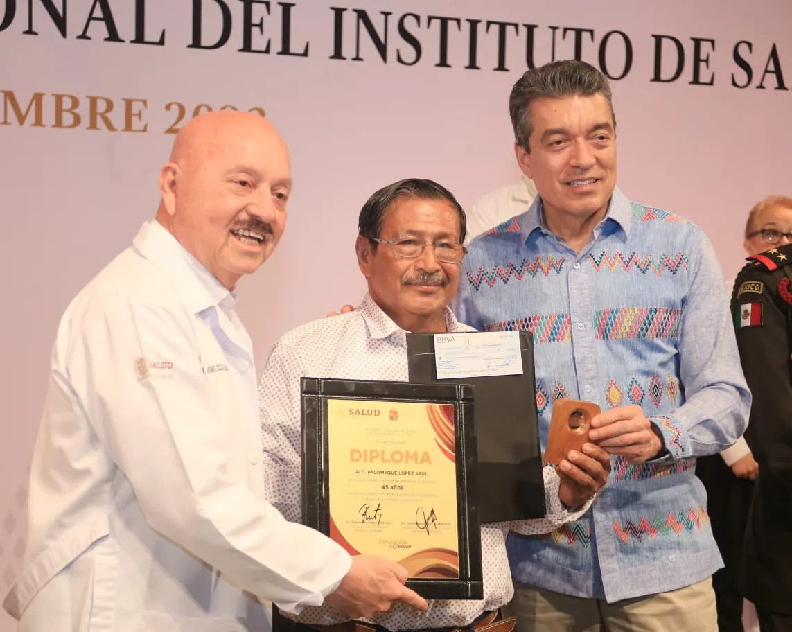 Entrega Rutilio Escandón medallas, estímulos y reconocimientos por antigüedad al personal de salud