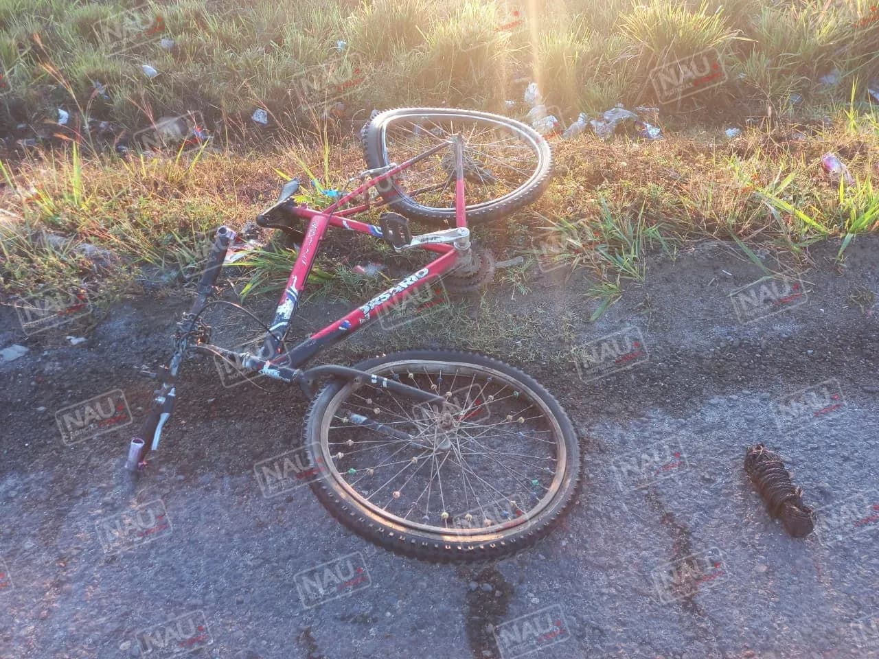 Cabezal de tráiler atropella a ciclista y termina fuera de la cinta asfáltica