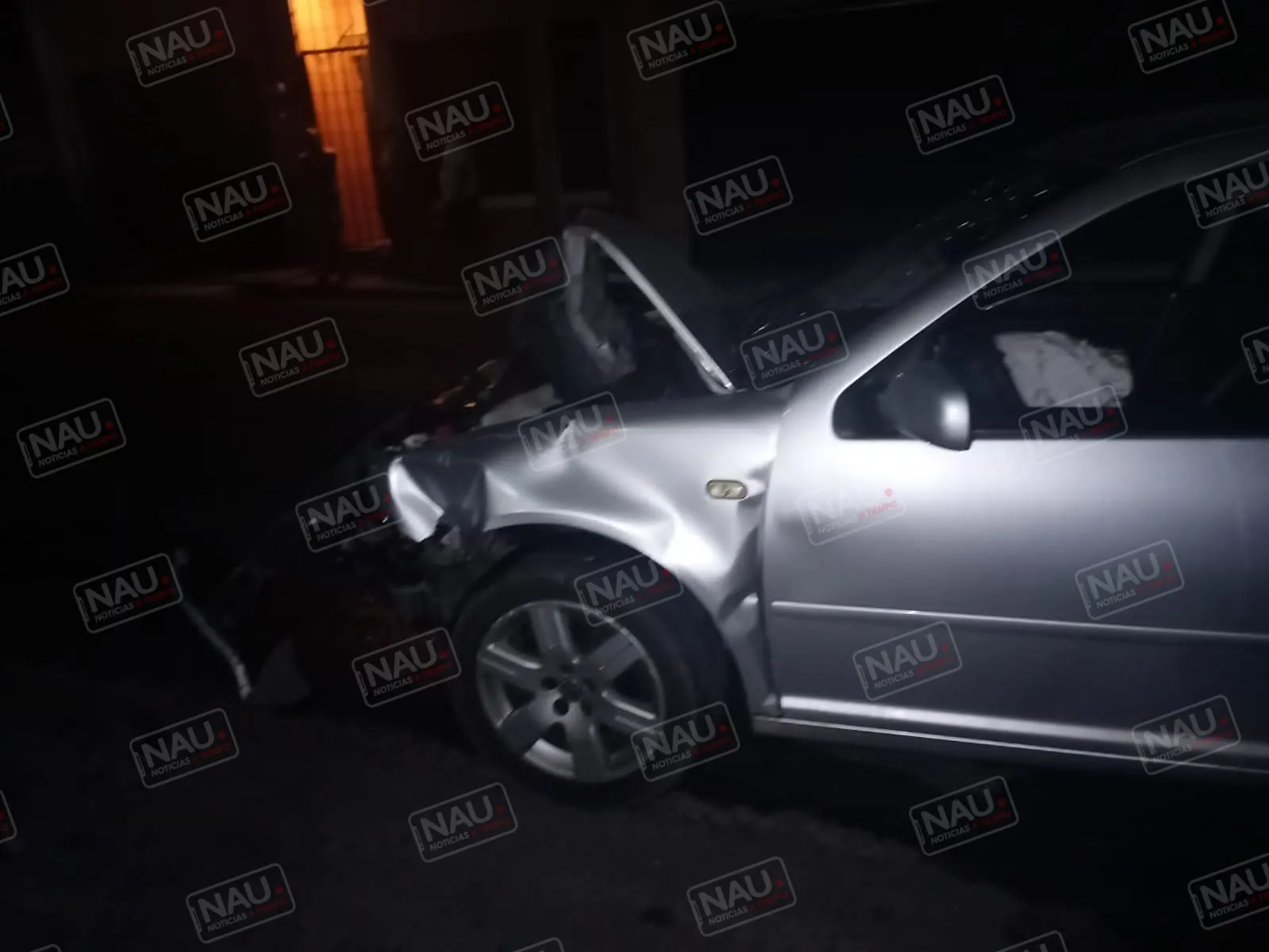 Abandonan automóvil después de chocar contra dos vehículos estacionados